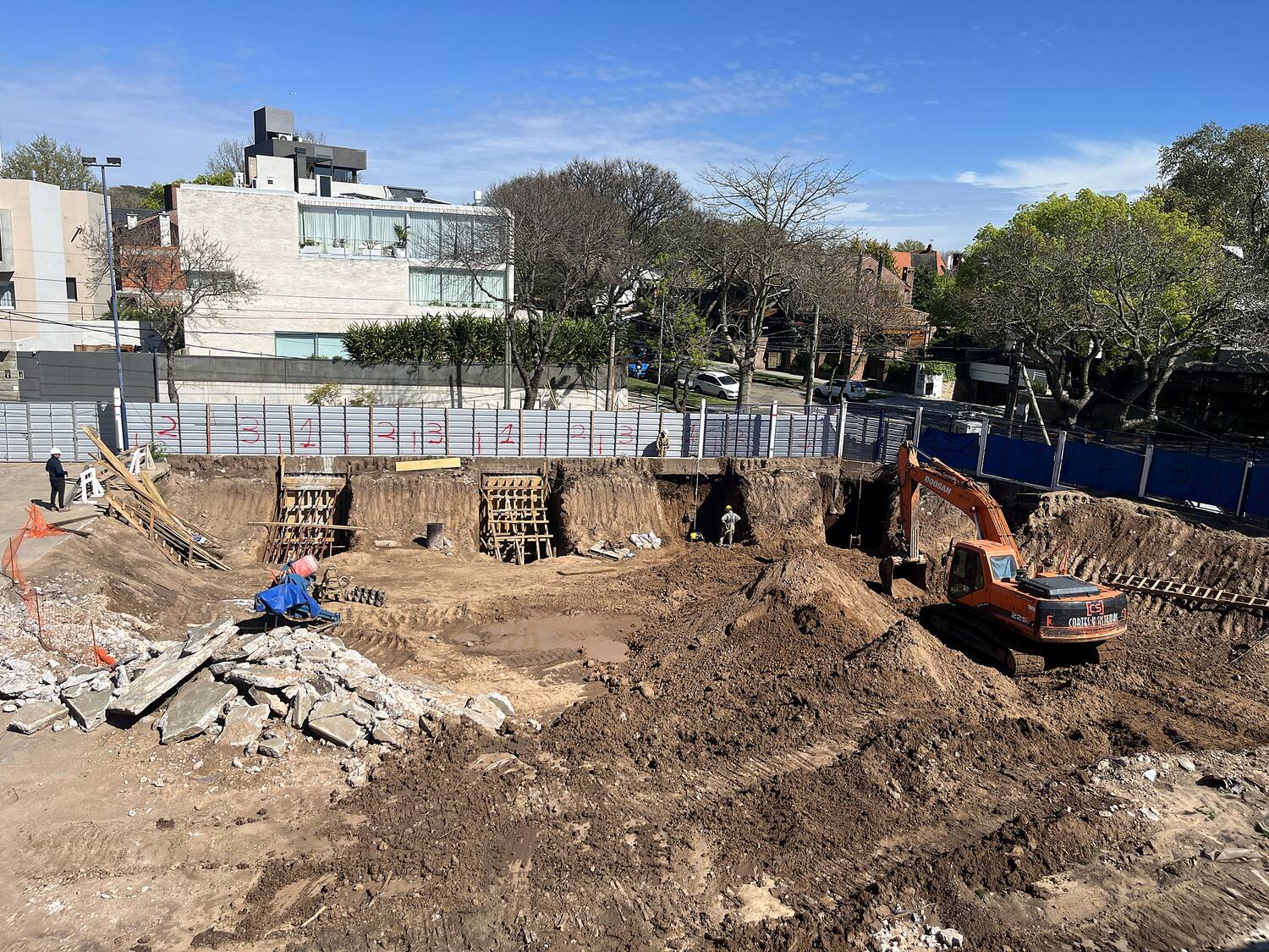 Obra — excavación en contexto urbano